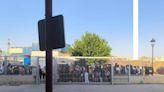 Alumnos de un instituto de Guillena se concentran para protestar por la falta de aire acondicionado en las aulas