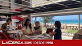 Estreno sobre ruedas del camión del 'Destino de las Maravillas' de Castilla-La Mancha en su parada en la playa de la Barrosa de Chiclana