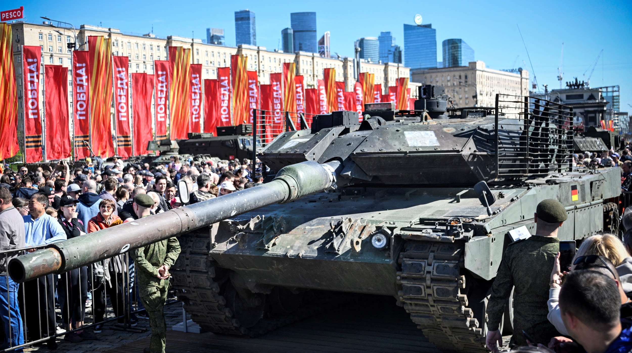 Video shows Russia wrecking NATO tanks ahead of war "trophy" show