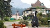 What is still standing in Jasper, including the town's namesake bear statue, and what isn't