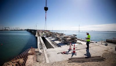 Los secretos del puente viejo de Cádiz: detalles de una obra de emergencia que supera su "fase crítica"