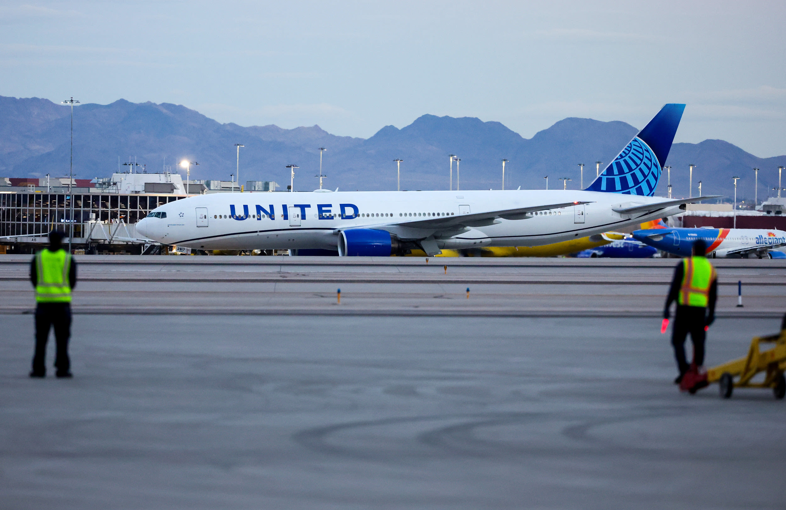 Pilot sues United Airlines for not providing him gluten-free food