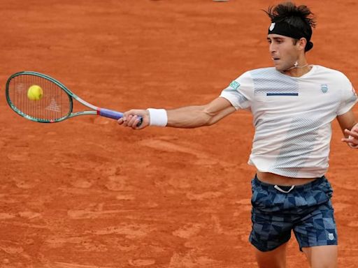 Tomás Etcheverry debutó con un triunfo en Roland Garros frente al francés Arthur Cazaux