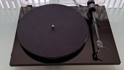 Pro-Ject E1 review: a low-price, beginner-friendly turntable that looks as good as it sounds