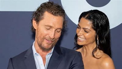 Matthew McConaughey y Camila Alves cautivan en gala benéfica al lado de sus tres hijos