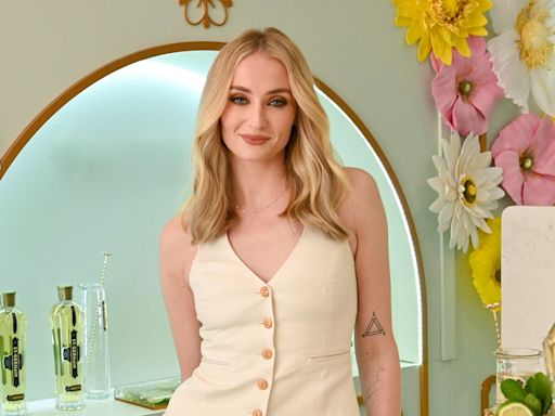 Sophie Turner recupera en Nueva York la prenda viral que triunfa en el 'street style' parisino este verano: el chaleco de traje