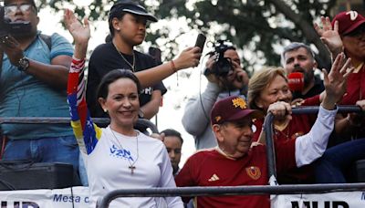 “Comando con Venezuela en Chile”: el despliegue de la oposición a Maduro en centro de votación para las elecciones de este domingo - La Tercera