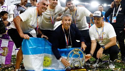 Crespo: un nuevo título y gran festejo con la bandera argentina