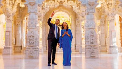 UK PM Sunak, wife Akshata seek blessings at London’s Neasden Temple