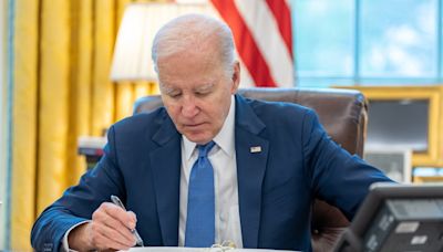 Por una nueva medida de Biden, inmigrantes irregulares casados con estadounidenses podrán acceder a la ciudadanía