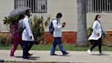 México contratará 1.200 médicos cubanos más tras una reunión con Díaz-Canel