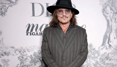 Video: Johnny Depp bebe con fanáticos y firma autógrafos en Bahamas