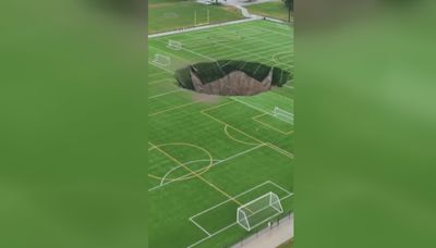 Un gigantesco socavón de más de 30 metros de ancho aparece entre unos campos de fútbol en Illinois