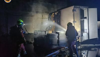 Los bomberos sofocan un incendio nocturno en una industria de Alzira