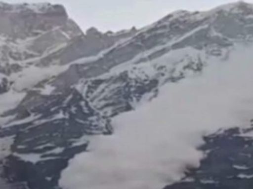 Avalanche hits Gandhi Sarovar in Uttarakhand's Kedarnath| Video