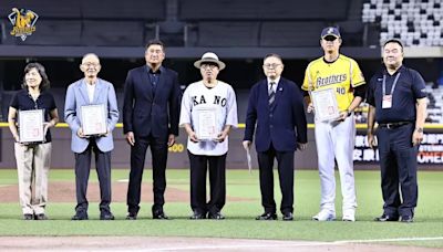棒球》台灣棒球名人堂大巨蛋頒證 彭誠浩、王建民等人入堂