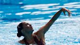 La nadadora estadounidense Álvarez se salva de morir ahogada gracias a su entrenadora