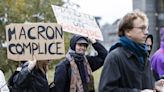 Estudiantes de una universidad suiza reciben a Macron con protestas por su apoyo a Israel