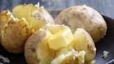 Simple methods to quickly reheat a baked potato to avoid it becoming soggy