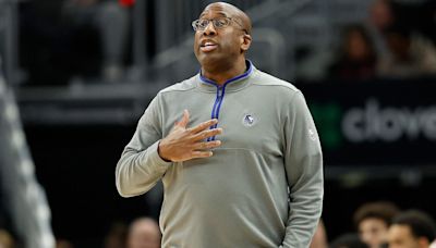 Kings coach Mike Brown agrees to three-year extension despite rumors of rift with ownership, per report