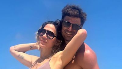 En microbikini y desde la playa, Jimena Barón elogió a su novio en bermuda animal print