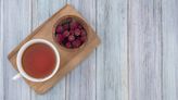 Beneficios del té de hojas de frambuesas: Tu mejor aliado para aliviar el cólico menstrual y transitar la menopausia gracias a sus aportes en vitamina B y antioxidantes