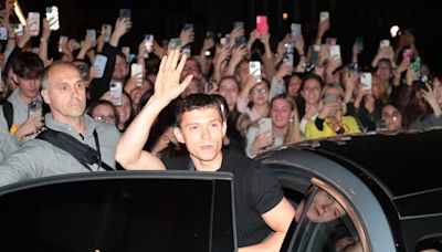 Tom Holland, acosado por una marea de fans al salir de Romeo y Julieta: han tenido que tomar medidas