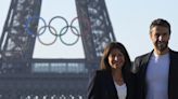 París muestra a 50 días de la inauguración los cinco aros en la Torre Eiffel