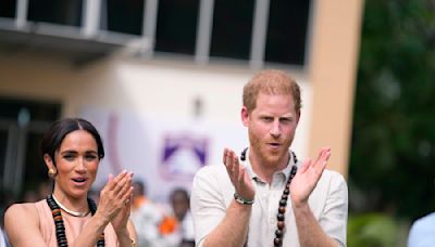 El príncipe Harry y Meghan bailan en un colegio y se reúnen con el Ejército en Nigeria