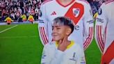 El gesto de un niño que llamó la atención en el partido de River: ¿qué es el “mewing”?