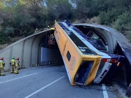 Despiste aparatoso deixa autocarro atravessado num túnel em Barcelona