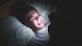 Exponernos a la luz azul del móvil durante la noche puede aumentar el riesgo de diabetes, según un estudio