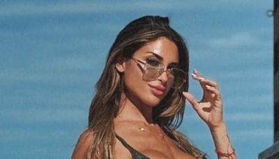 Agustina Gandolfo, la esposa de Lautaro Martínez, se fotografió en microbikini bicolor neón desde Miami