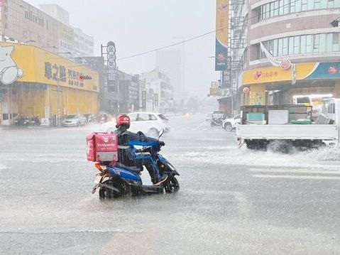 台南大雷雨 東區樹倒毀車、永康積水下冰雹