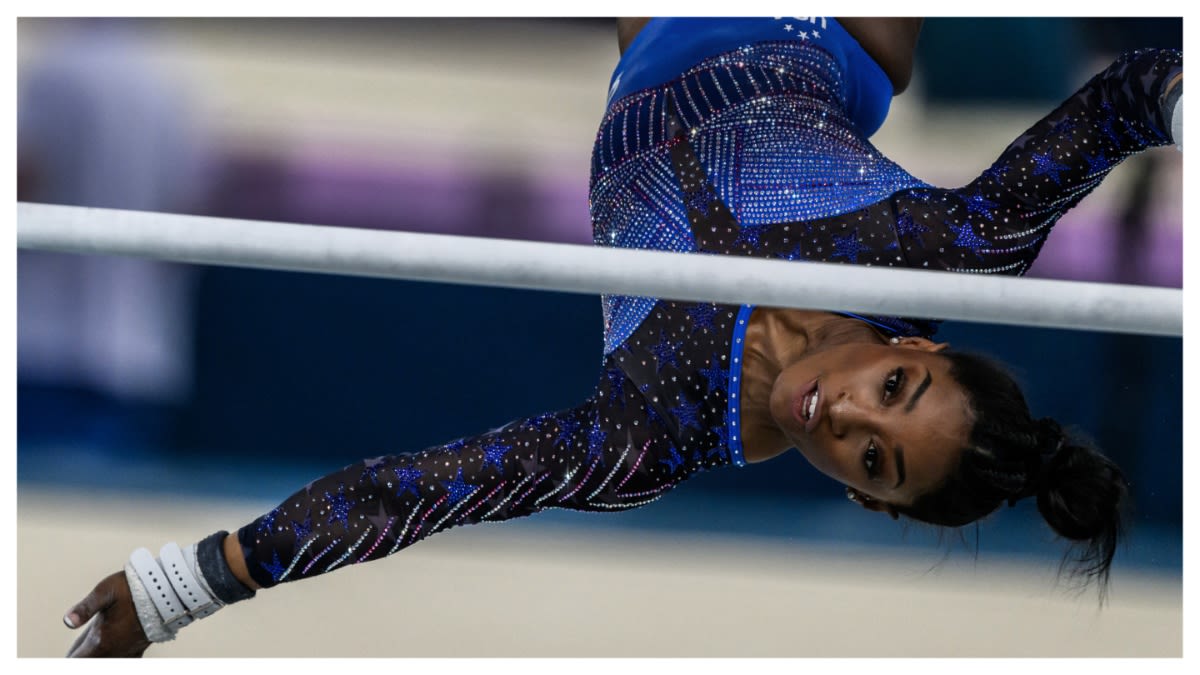 Simone Biles Botches Maneuver on Uneven Bars, Making '1st Big Mistake'