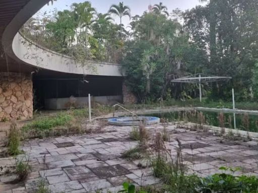 Pele’s £1.1m mansion abandoned & stripped by looters after being ‘left to rot’