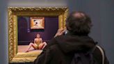 Arrojan pintura roja al cuadro “El origen del mundo” de Courbet en un museo francés