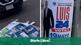 Hombre arranca carteles de candidatos dominicanos en calle de Nueva York