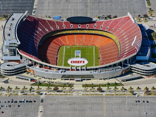 Casting company will pay people to be an extra in Kansas City Chiefs Hallmark movie