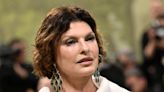 Linda Evangelista sorprende en la Met Gala tras la terrible experiencia que vivió por un tratamiento estético