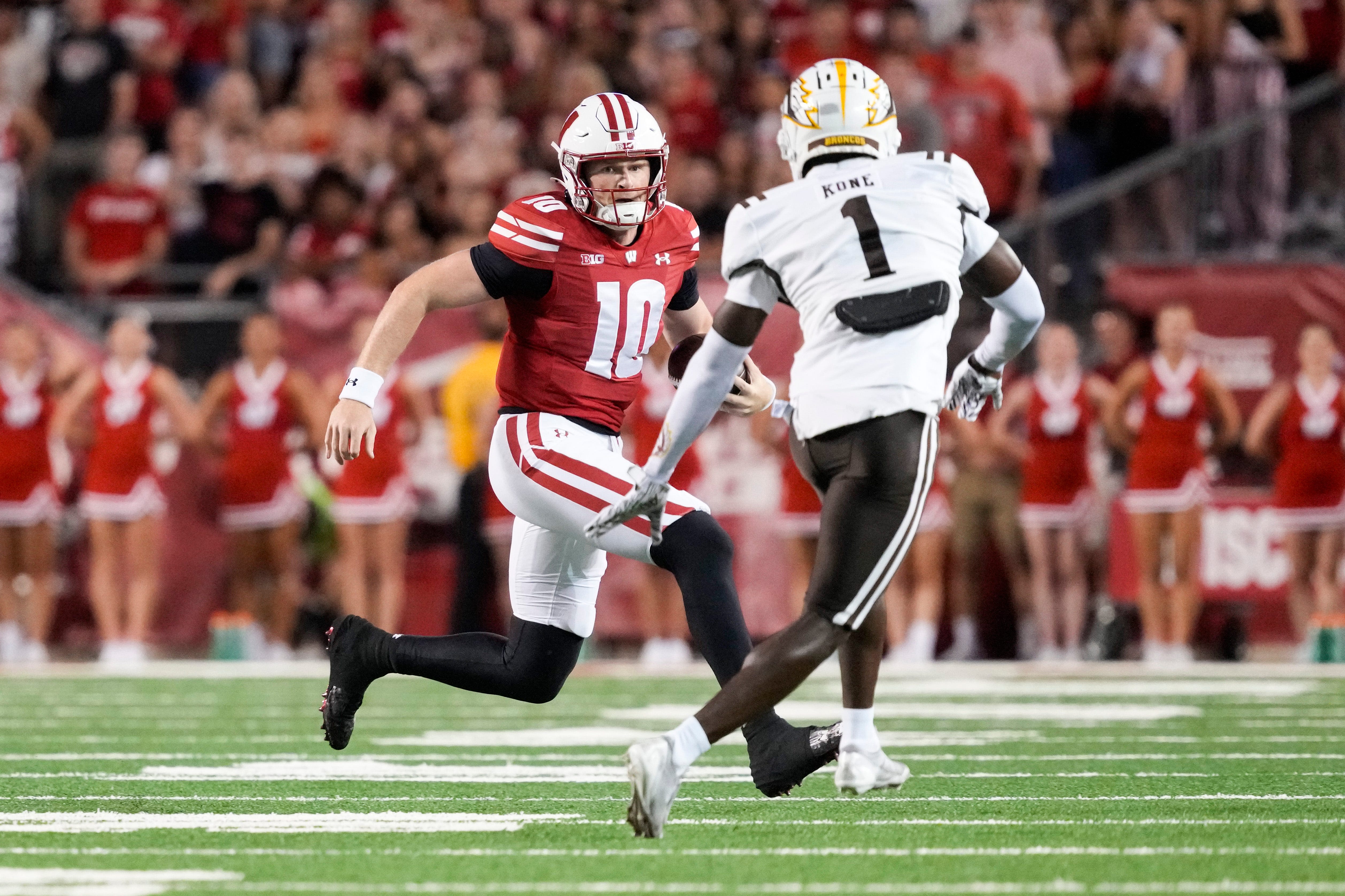 Tyler Van Dyke injury updates: Latest as Wisconsin QB suffers leg injury vs Alabama