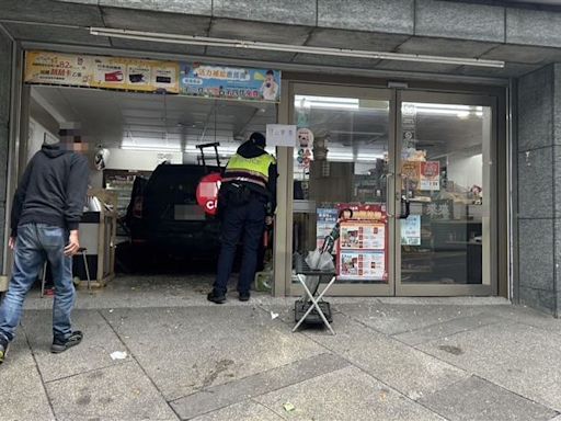 超扯！50歲男停車誤踩油門 店員驚見休旅車撞進超商