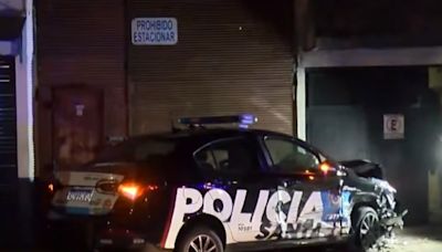 Un patrullero se incrustó en el portón de una casa de Rosario: era parte de la nueva flota entregada hace días