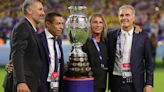 La entrada del trofeo de la Copa América con dos leyendas de la selección argentina y el emocionante himno interpretado por Abel Pintos