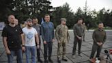 Los defensores de Azovstal que regresaron de Turquía a Ucrania quieren volver al frente