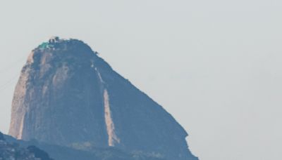 Sincronia perfeita: salto de baleia-jubarte com Pão de Açúcar ao fundo é registrado por fotógrafo, no Rio