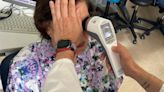 El hospital Reina Sofía incorpora un equipo portátil para la detección precoz de disfunciones de la retina