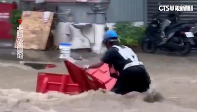 雙北午後雷雨狂炸！ 土城工人險遭積水沖倒