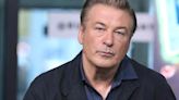 Alec Baldwin busca limpiar su nombre con una nueva demanda sobre el caso de Halyna Hutchins