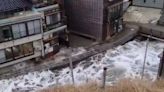 影／日本海嘯沖上陸地 「海水撞擊汽車」影片曝光